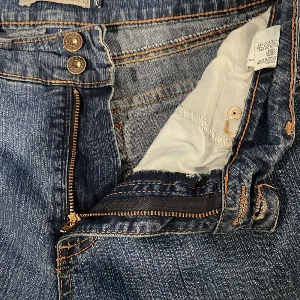 3/$15. Bandolino Blu Denim Capris Size 10 - Picture 8 of 11